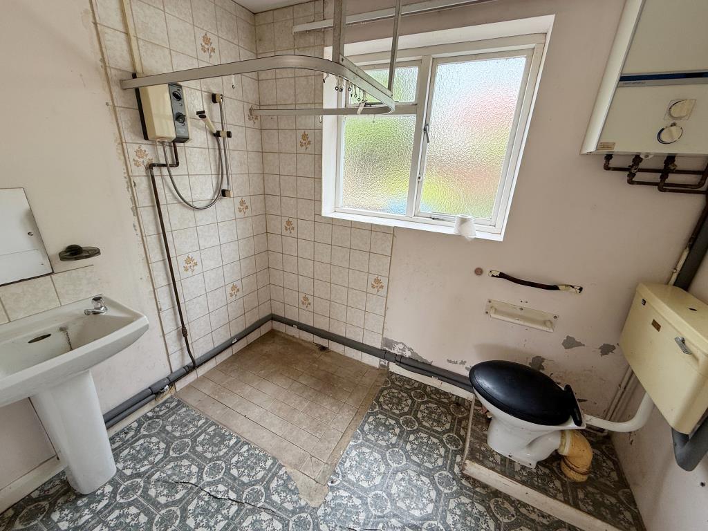 Lot: 170 - THREE-BEDROOM HOUSE FOR REFURBISHMENT - Wetroom with W.C.